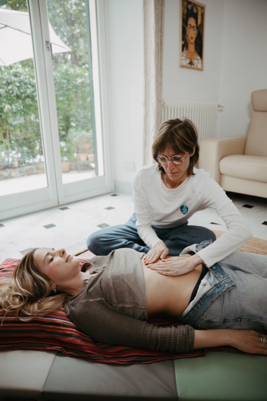 Cecilia pratica il massaggio addominale durante la formazione