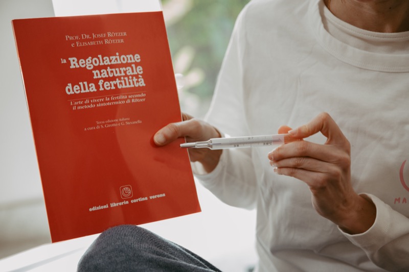 Libro di Roetzer sulla regolazione naturale della fertilità e termometro basale