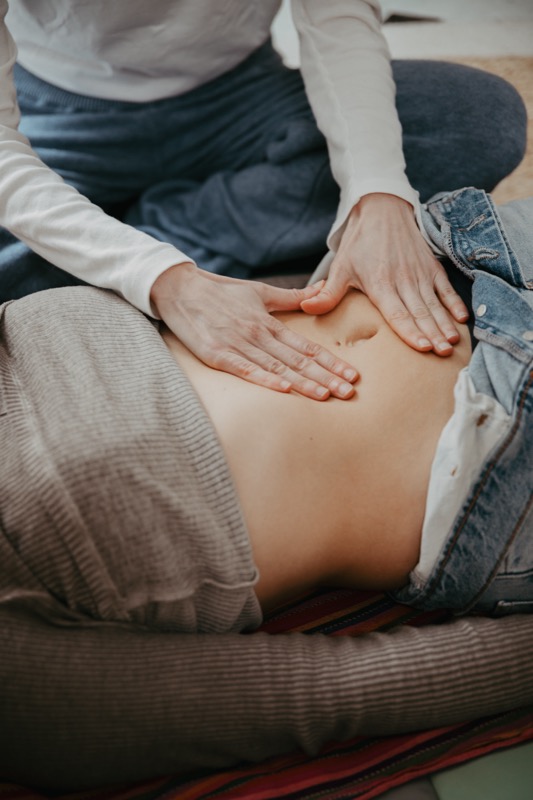 Massaggio addominale — pratica durante il corso avanzato