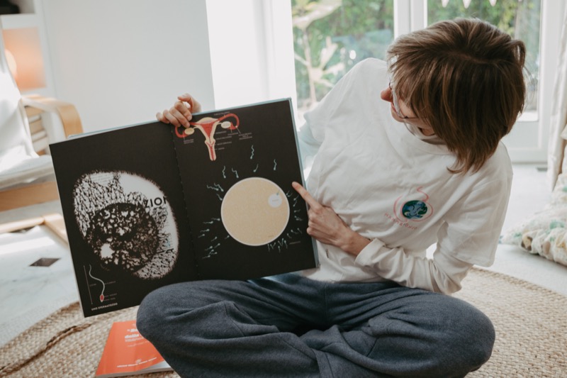 Cecilia durante una lezione didattica sul metodo sintotermico